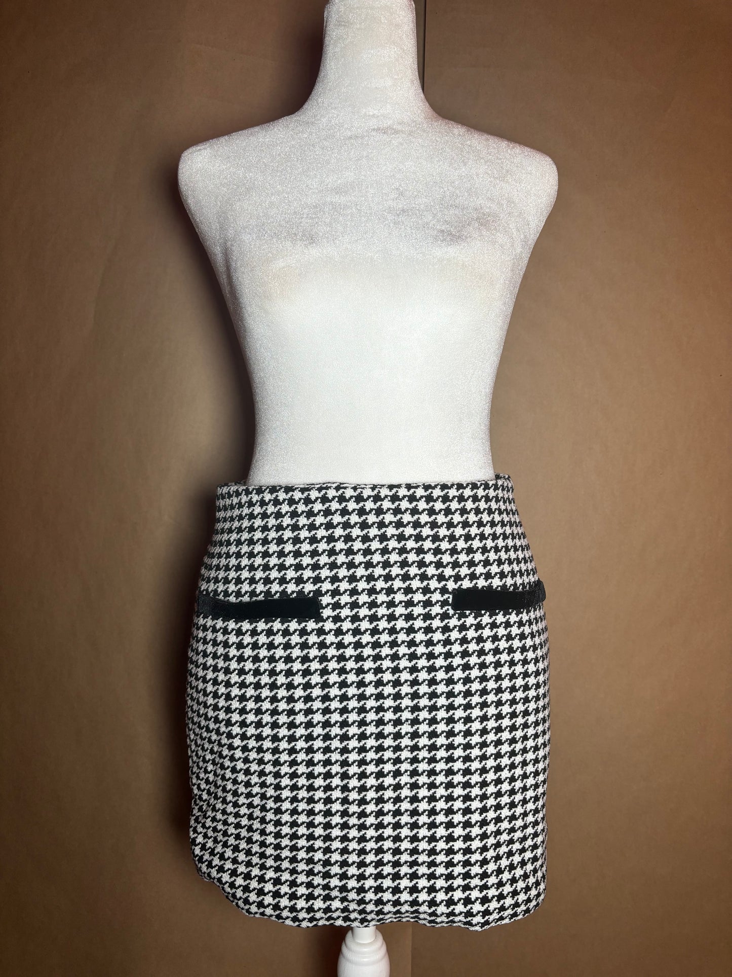 Houndstooth size small print mini skirt NEW WIHTOUT TAGS