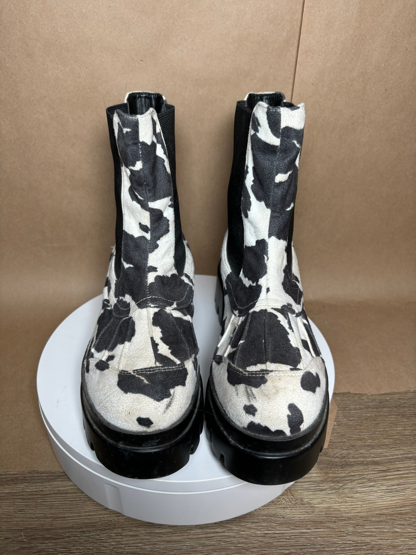 EGO Official size 9.5 cow print boots