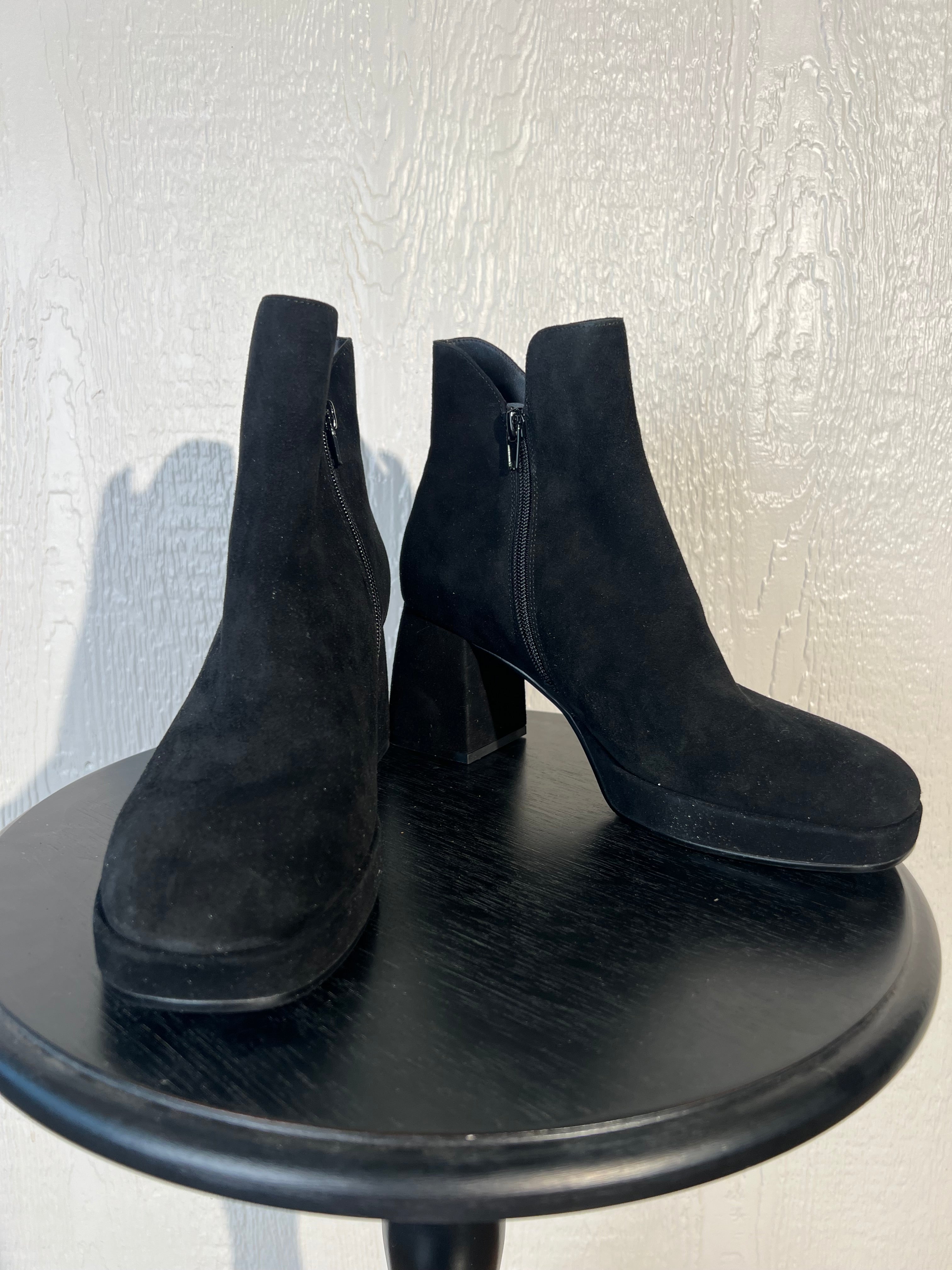 Vaneli size 9.5 black booties NWT