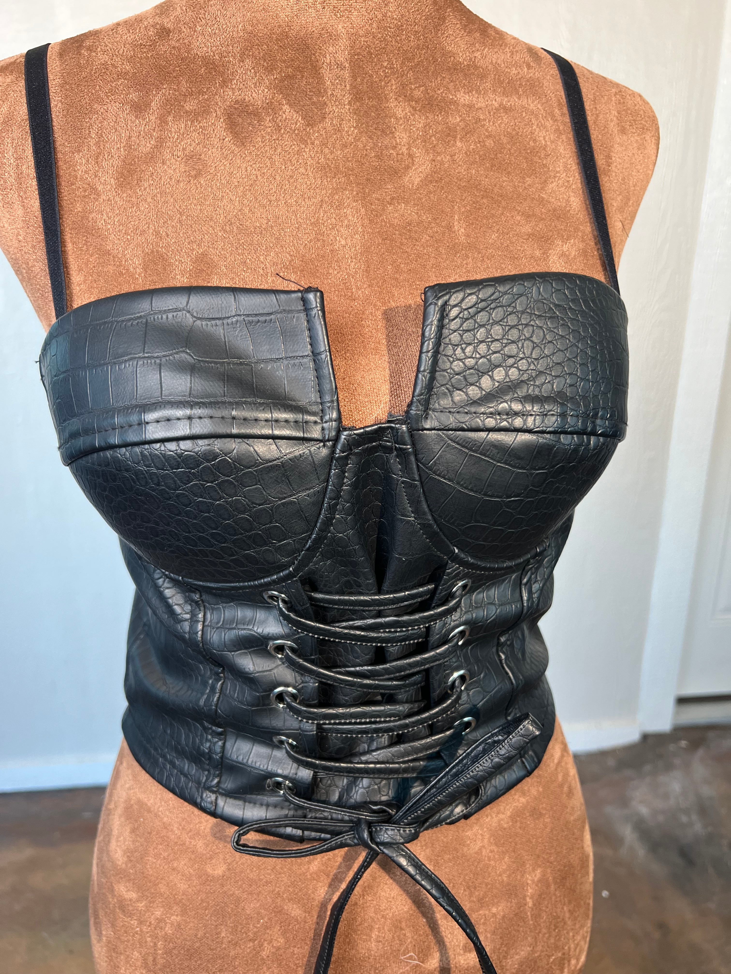 Fashion Nova size small crop top GENTLY USED
