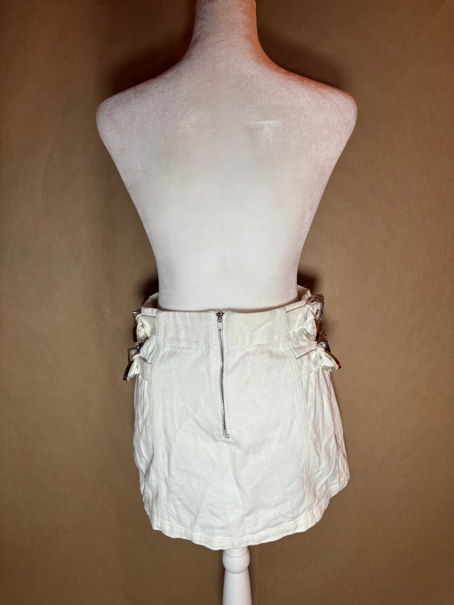 Simple size small western buckle white skirt