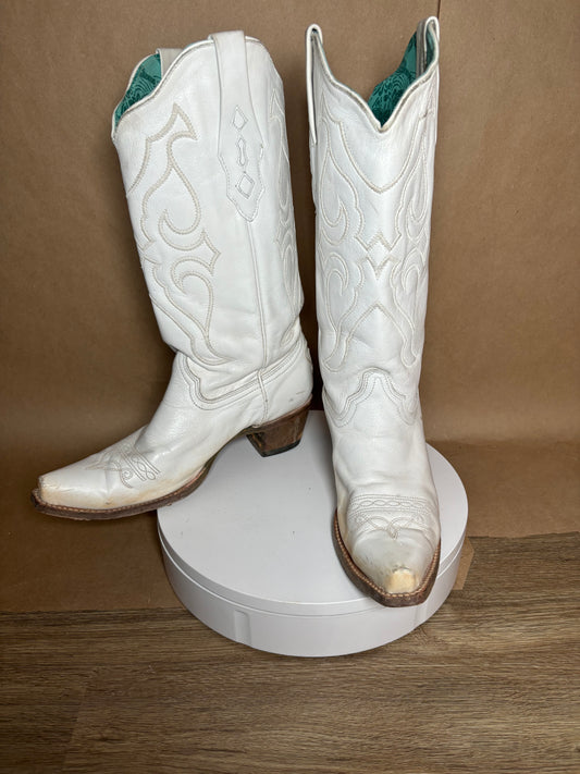 Corral size 10 white embroidery snip toe boots USED