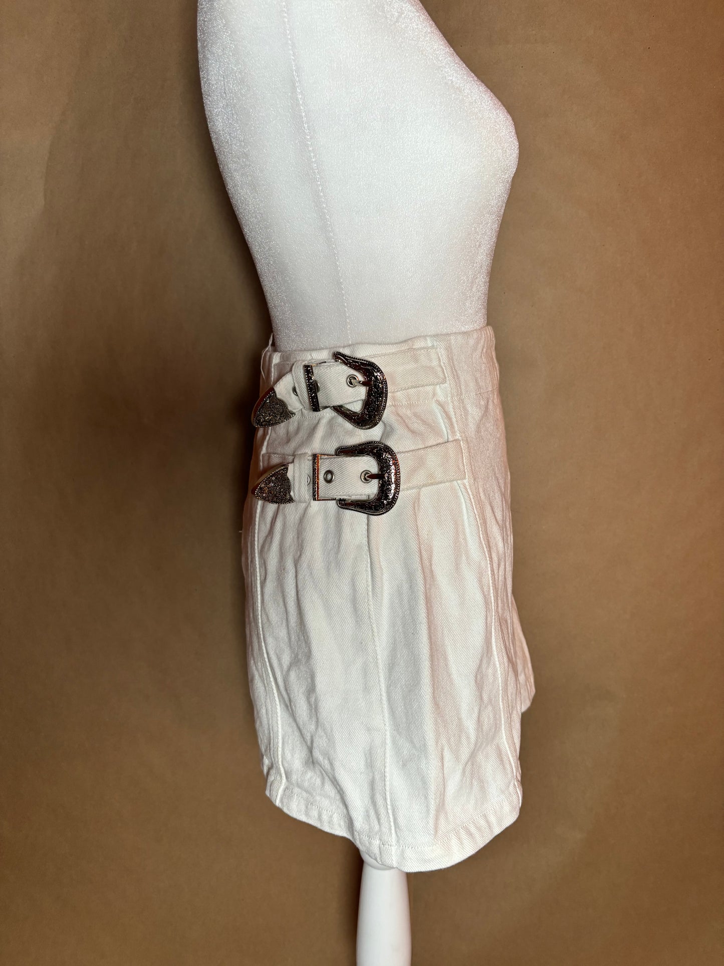 Simple size small western buckle white skirt