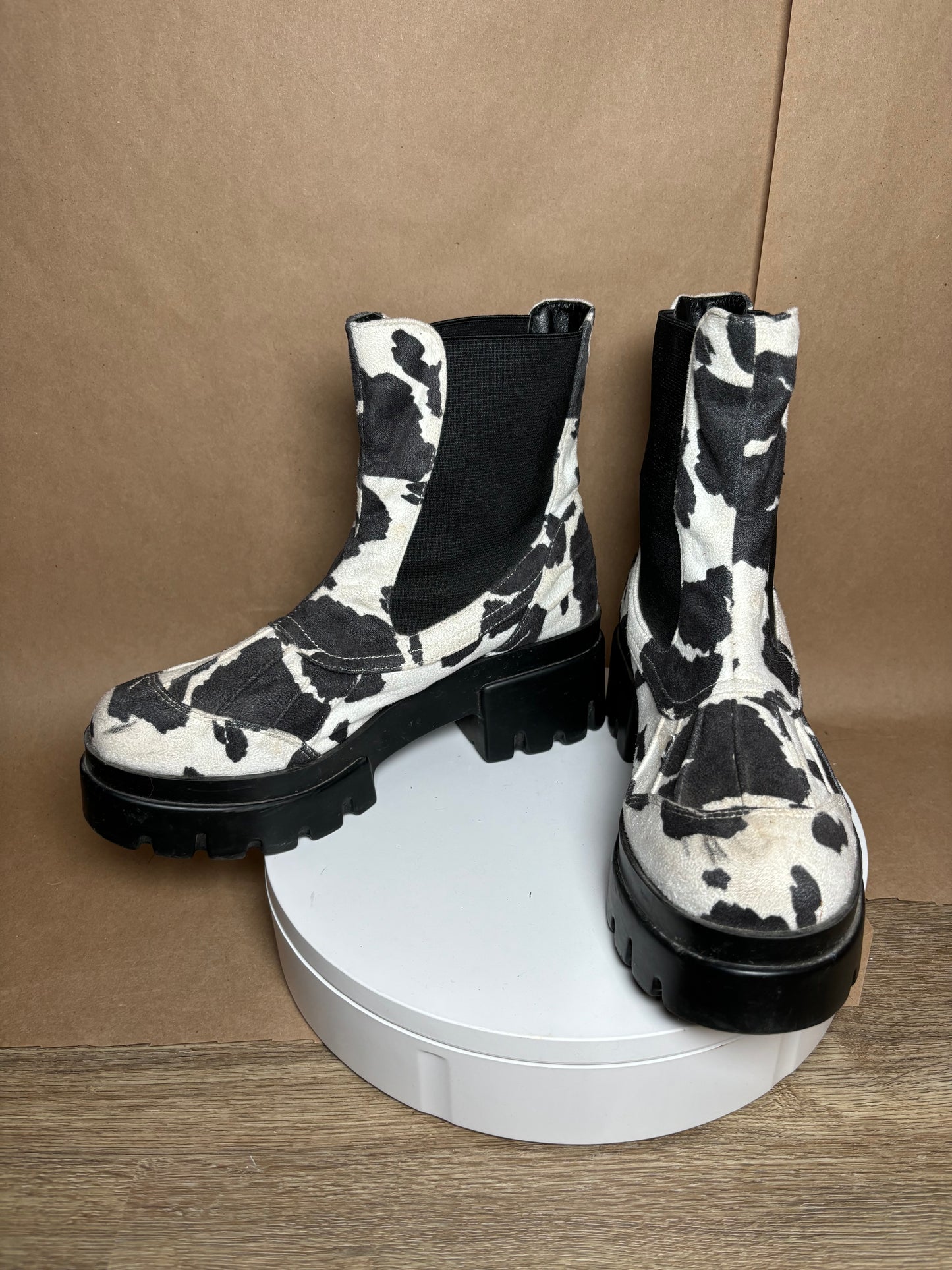 EGO Official size 9.5 cow print boots