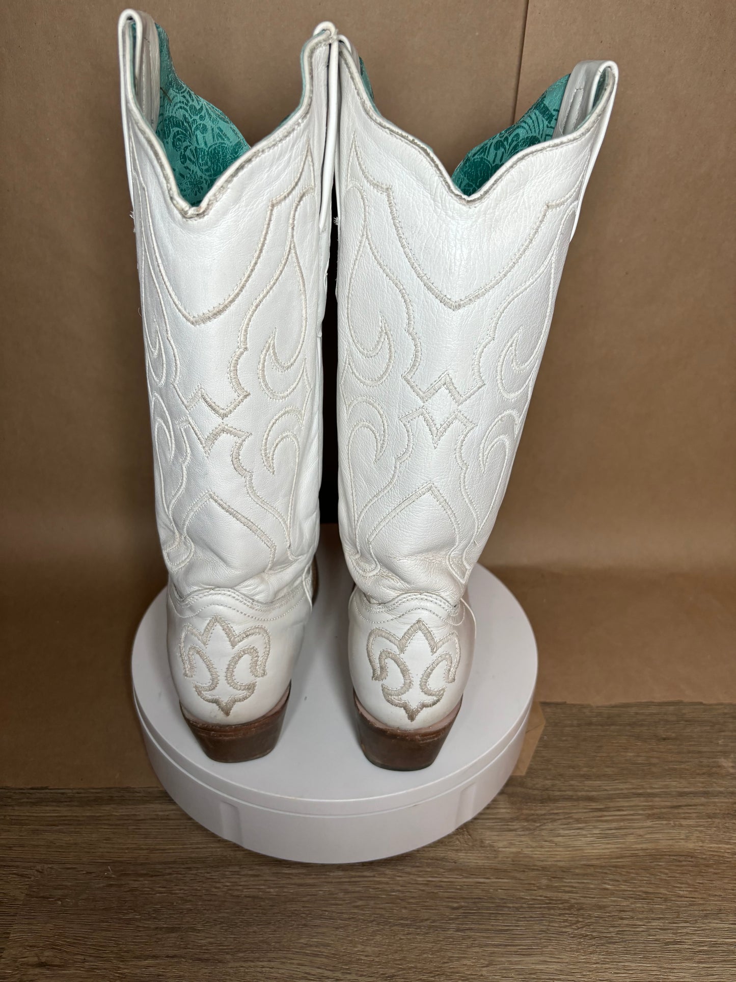 Corral size 10 white embroidery snip toe boots USED