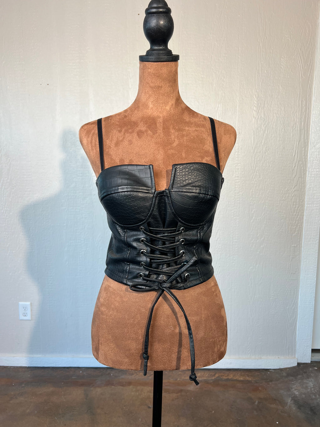 Fashion Nova size small crop top GENTLY USED