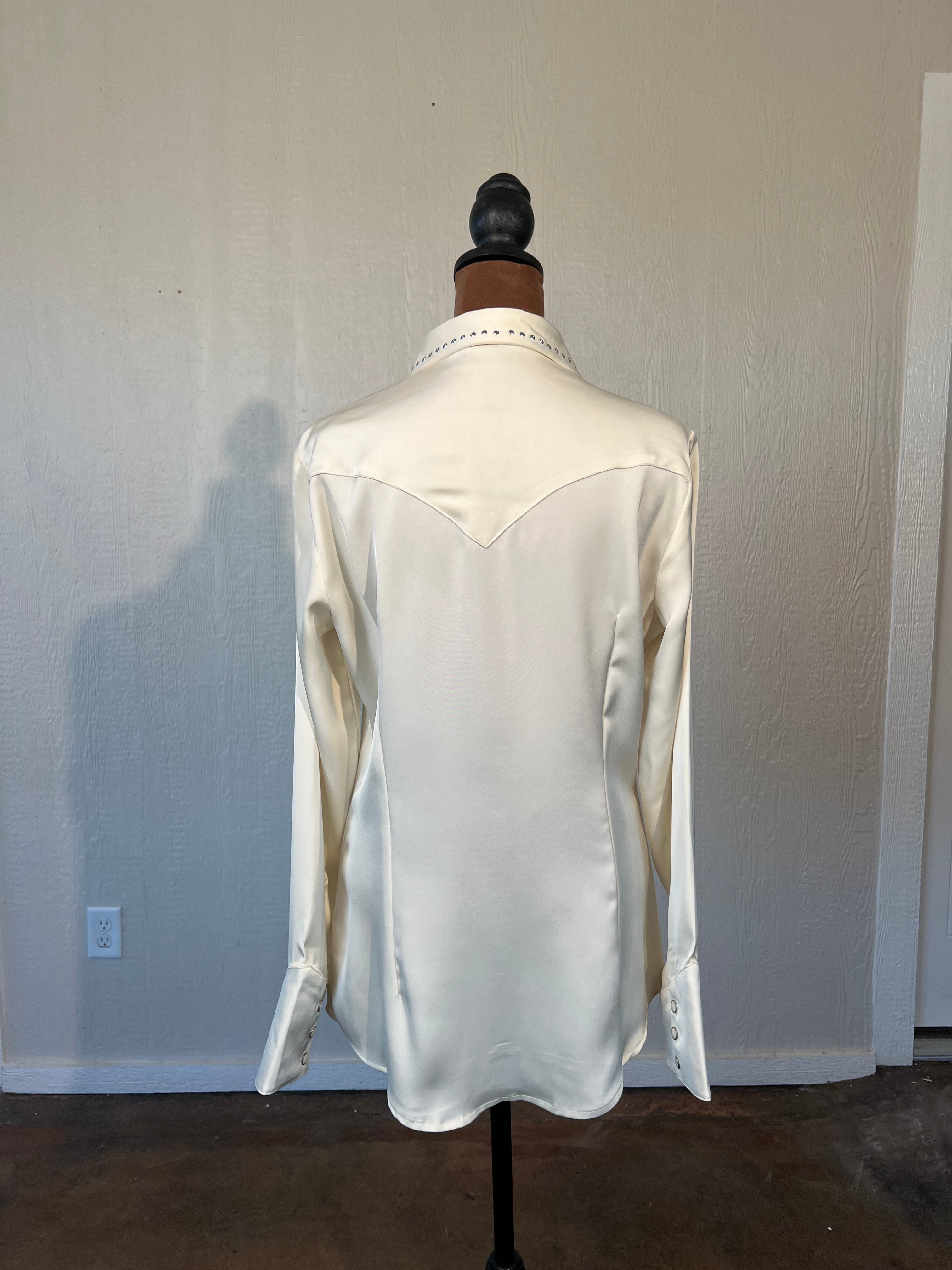 Wrangler size small pearl snap USED