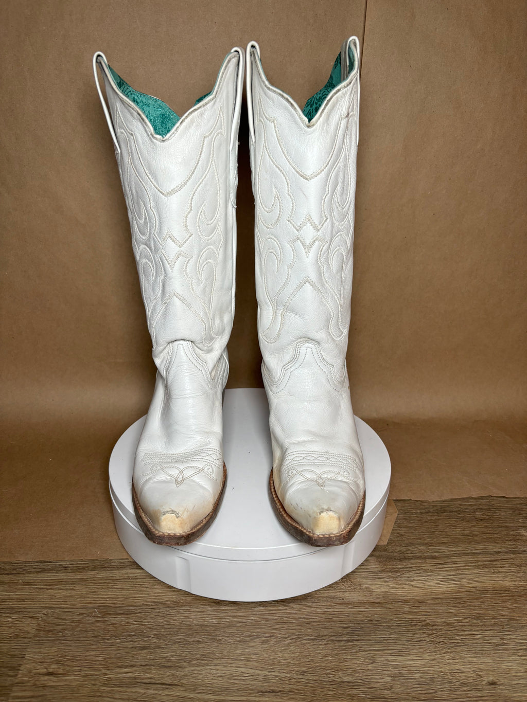 Corral size 10 white embroidery snip toe boots USED
