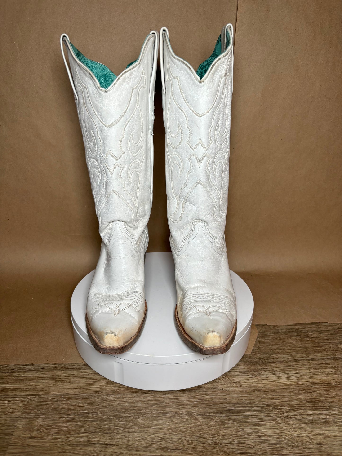 Corral size 10 white embroidery snip toe boots USED