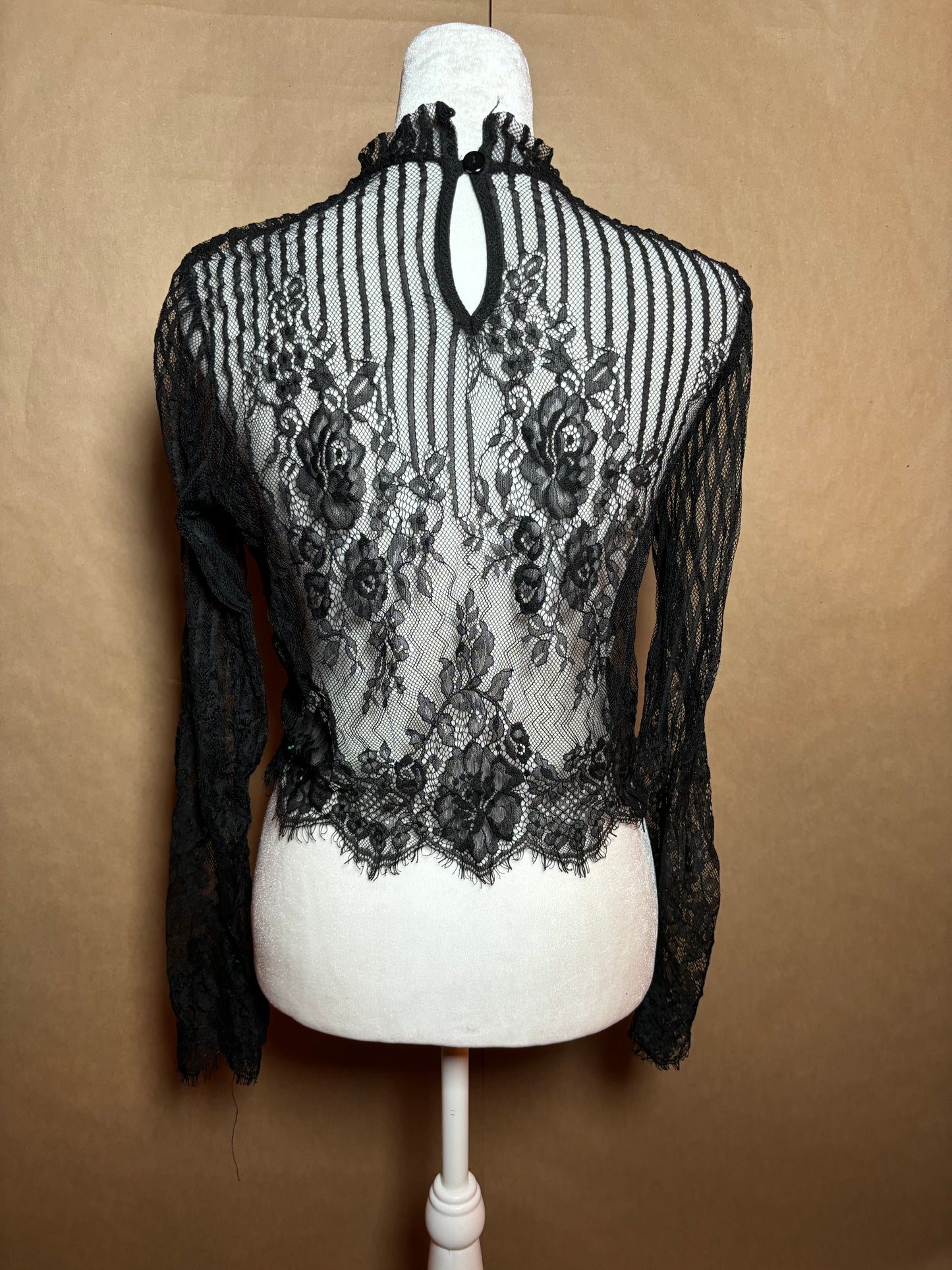 Simple size small lace long sleeve top USED