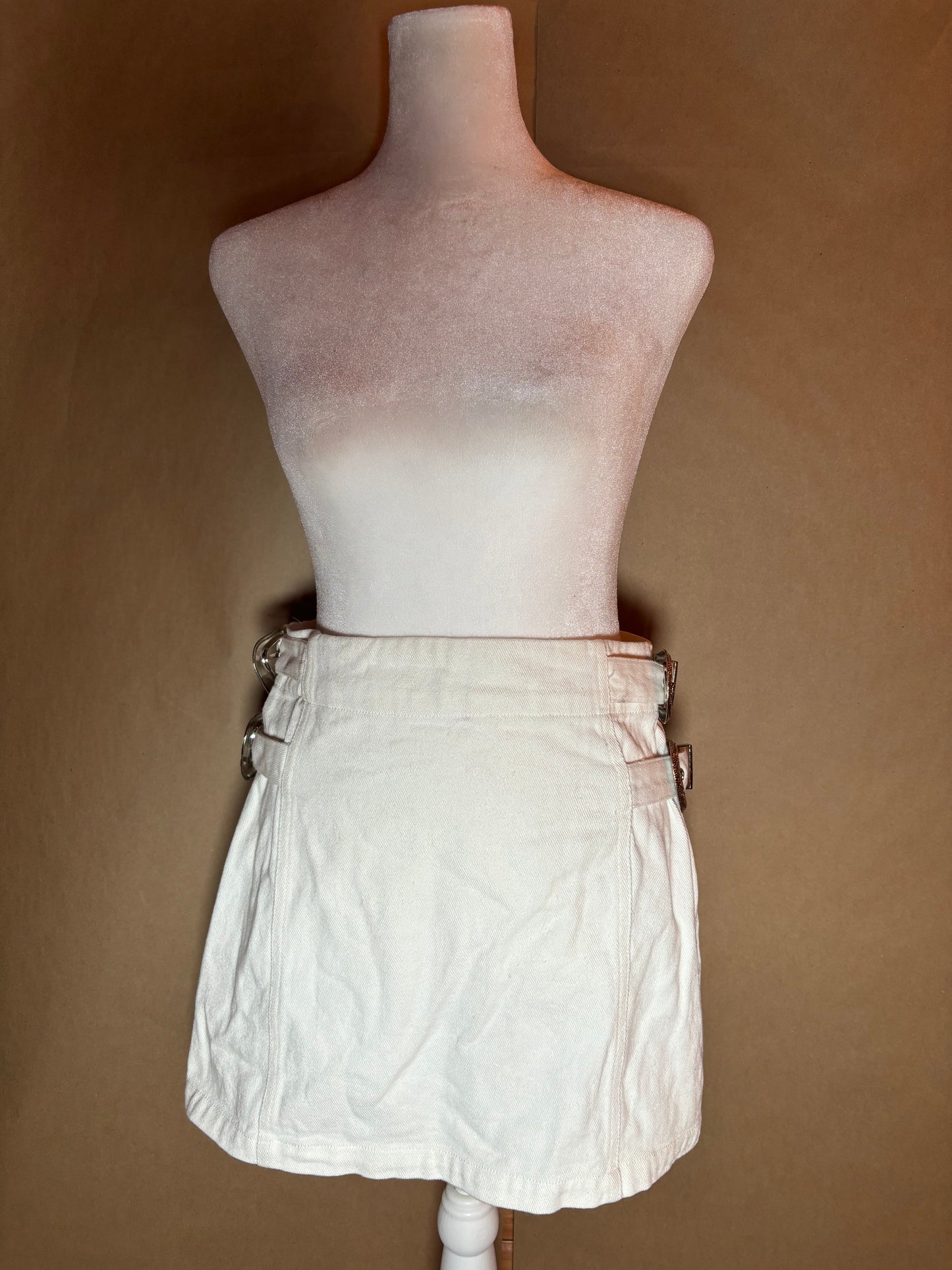 Simple size small western buckle white skirt