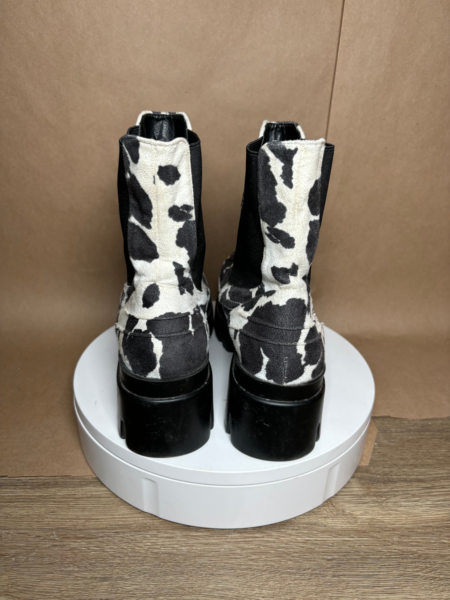 EGO Official size 9.5 cow print boots