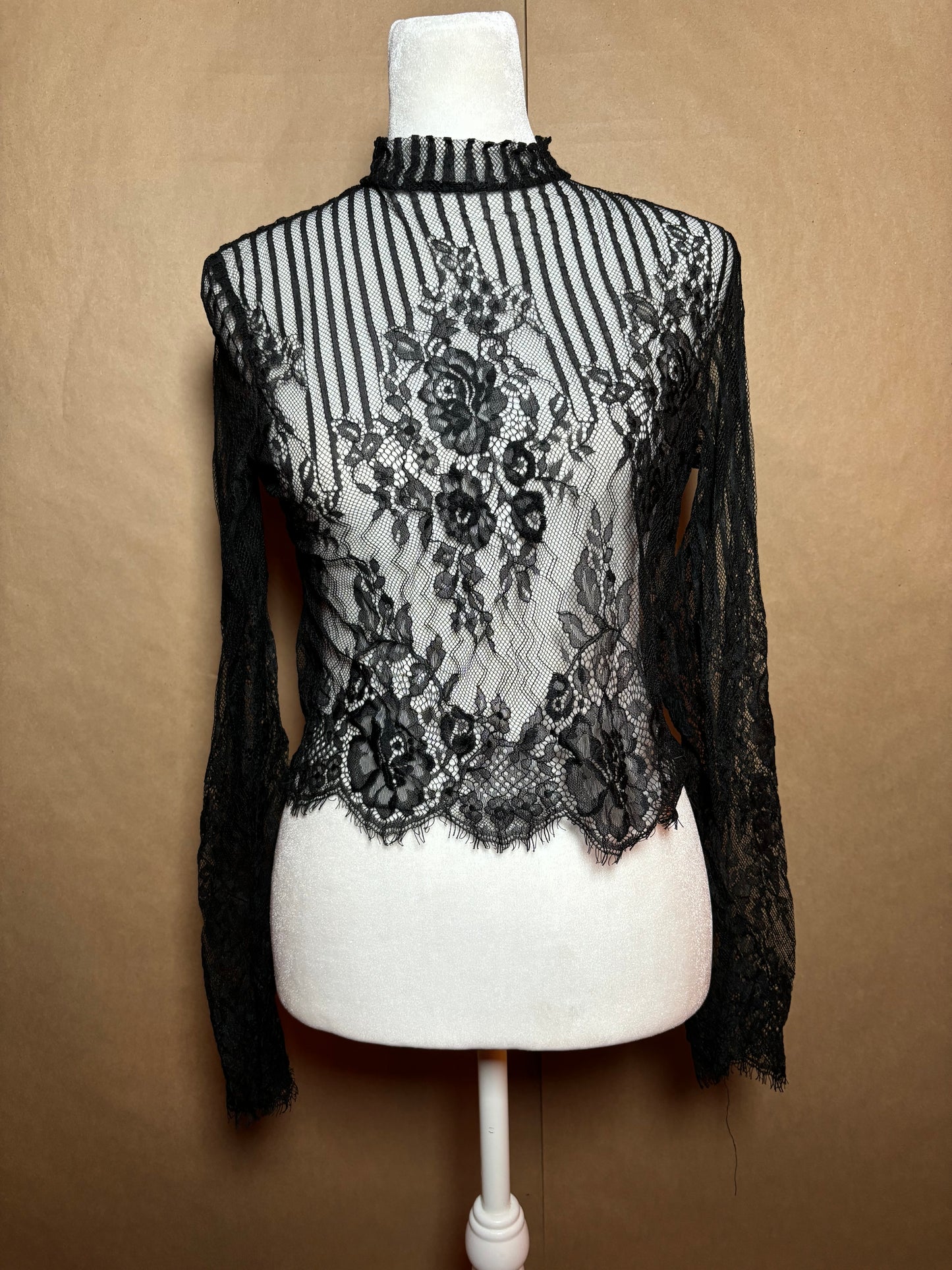 Simple size small lace long sleeve top USED